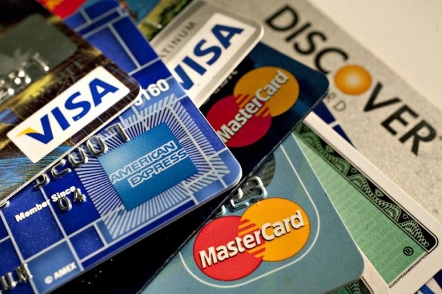 Người Mỹ phụ thuộc vào thẻ tín dụng