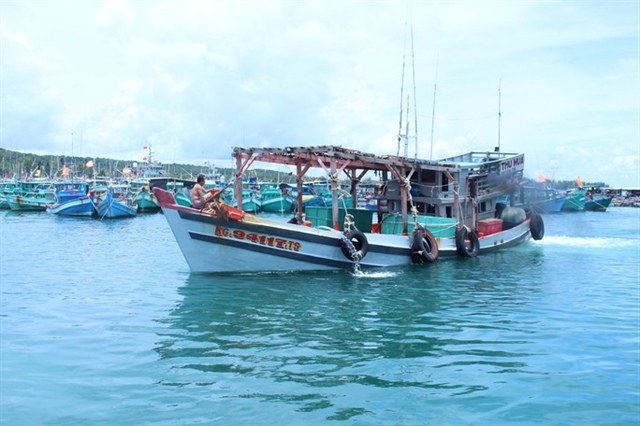 Cảnh sát biển bắt giữ 2 tàu chở 75.000 lít dầu không giấy tờ hợp pháp - Ảnh 2.
