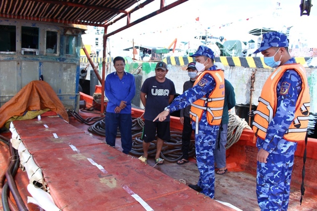 Cảnh sát biển bắt giữ 2 tàu chở 75.000 lít dầu không giấy tờ hợp pháp - Ảnh 4.