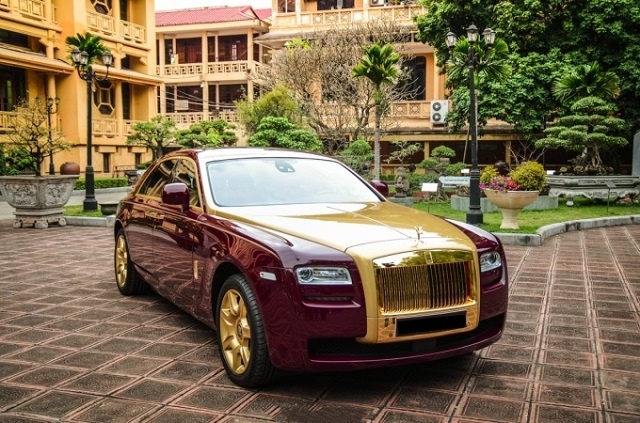 Đấu giá thất bại, Rolls-Royce Ghost mạ vàng giảm còn hơn 9,1 tỷ đồng