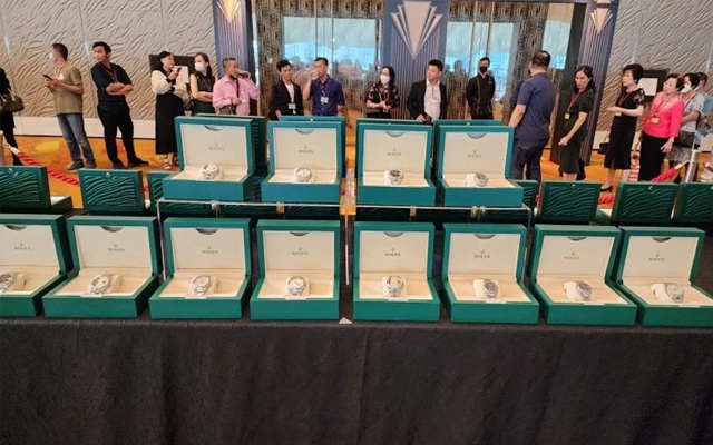 Công ty Singapore thưởng đồng hồ Rolex, vàng thỏi cho nhân viên
