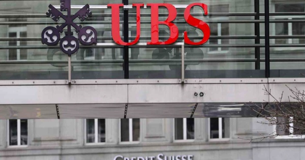 Thụy Sĩ ‘vã mồ hôi’ với cuộc ‘hôn nhân’ vội vã giữa UBS và Credit Suisse
