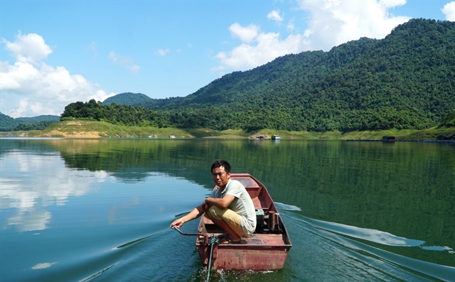 Cuộc sống của những “bảo mẫu” dưới lòng hồ thủy điện Cửa Đạt luôn thiếu thốn đủ bề, đặc biệt là ít được về với gia đình, nhưng bù lại thu nhập cũng tạm ổn, đủ lo cho con cái học hành.