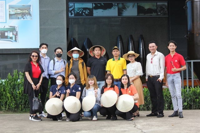 Trong hành trình tour, đoàn còn ghé tham quan Bảo tàng Chứng tích chiến tranh.