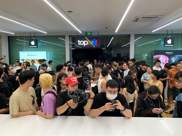 Rất đông người Việt mua iPhone vào thời điểm hầu hết mọi người đã lên giường ngủ. Ảnh: Phương Minh