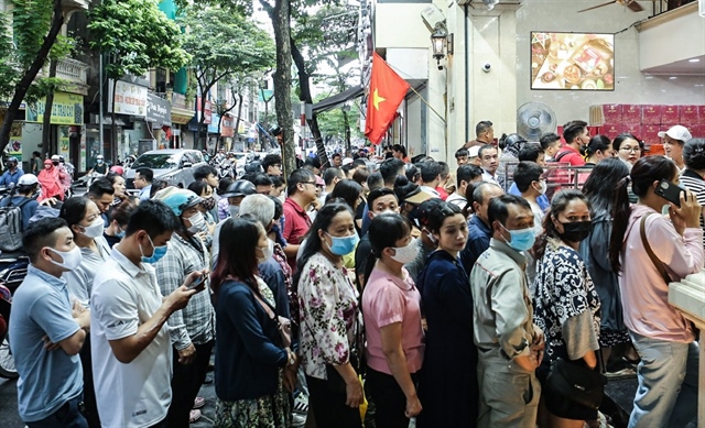 Vào dịp Trung thu, dòng người xếp hàng dài ở 1 tiệm bánh trên đường Thụy Khuê, Hà Nội. Bánh Trung thu ở đây từ lâu đã trở thành thương hiệu nổi tiếng, do đó ai cũng muốn mua về để làm quà biếu hoặc để thưởng thức.