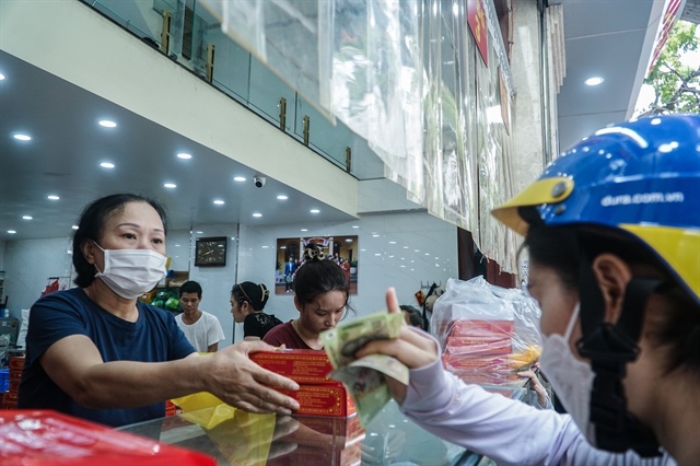 Nhân viên ở đây chia sẻ, vì bánh của cơ sở không có chất bảo quản nên chỉ lưu trữ được ít ngày, do vậy cận kề Trung thu, người dân mới đổ xô đến mua. Tiệm vẫn giữ nguyên mức giá cũ từ 40.000-80.000 đồng/chiếc cho cả bánh dẻo và bánh nướng. So với những năm trước, năm nay số lượng khách hàng tăng đáng kể.