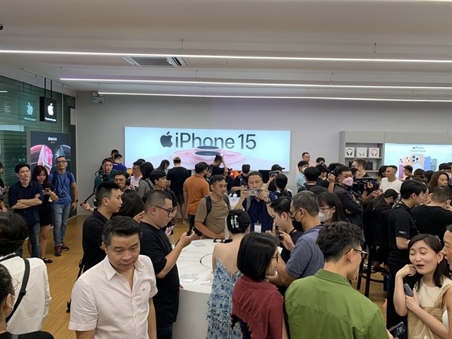 Nhiều người xếp hàng mua điện thoại iPhone 15 tại một cửa hàng điện máy. Ảnh: P.MINH