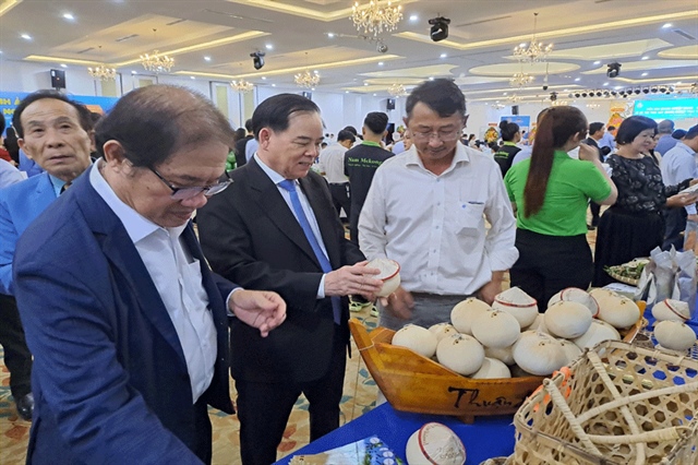 Ông Trần Ngọc Tam - Chủ tịch UBND tỉnh Bến Tre tham quan sản phẩm trưng bày. Ảnh: ĐÔNG HÀ