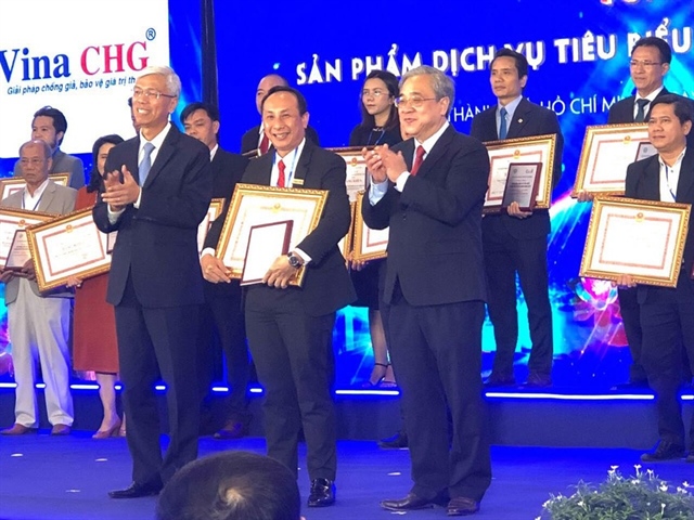 Ông Võ Văn Hoan và chủ tịch Hiệp hội doanh nghiệp TP.HCM tại lễ vinh danh sản phẩm dịch vụ tiêu biểu TP.HCM năm 2023.