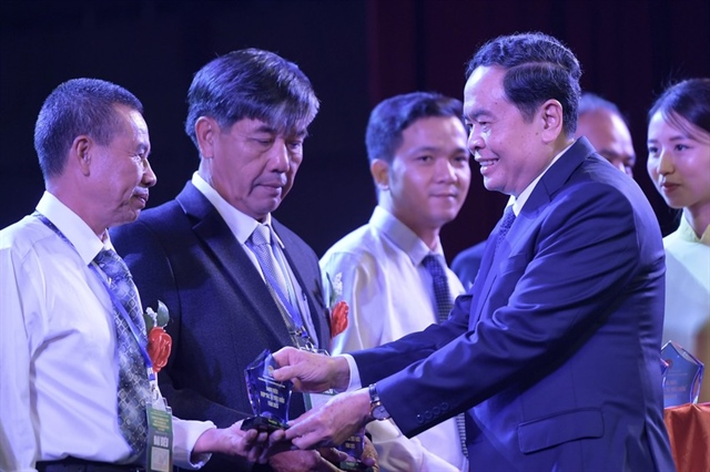 Phó chủ tịch Thường trực Quốc hội Trần Thanh Mẫn trao kỷ niệm chương cho các Hợp tác xã nông nghiệp tiêu biểu.