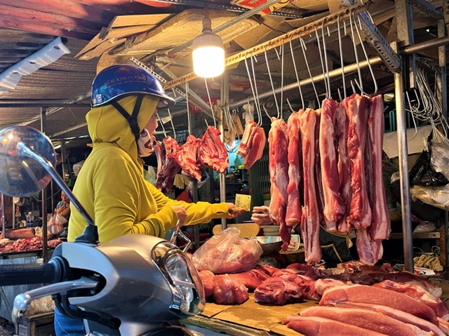 Theo Cục Thống kê TP.HCM do nhu cầu tiêu thụ thấp giá bán lẻ thịt heo giảm 2.000-4.000 đồng/kg. ẢNH: TÚ UYÊN