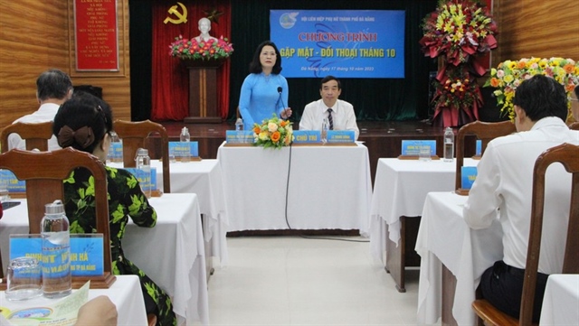 Chủ tịch UBND TP Đà Nẵng Lê Trung Chinh gặp gỡ, đối thoại với hội viên Hội Liên hiệp phụ nữ TP. Ảnh: TẤN VIỆT