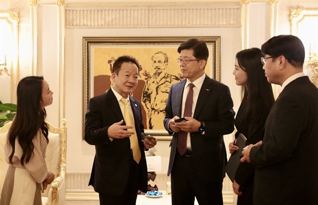 Ông Đỗ Quang Hiển, Chủ tịch UBCL Tập đoàn T&amp;T trao đổi tiềm năng, cơ hội hợp tác với ông Bin Dae-in, Chủ tịch HĐQT kiêm TGĐ Tập đoàn Tài chính BNK. Nguồn ảnh: T&amp;T Group