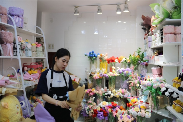 Cửa hàng hoa len trên đường Lý Chính Thắng (quận 3) đa dạng mẫu mã, màu sắc, kích thước.