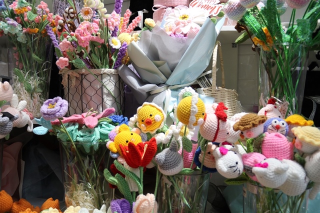 Bên cạnh các loại hoa, các sản phẩm khác từ len cũng được ưa chuộng.