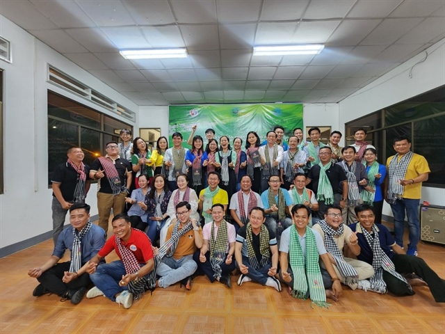 Lãnh đạo Sở VH-TT&amp;DL tỉnh Đồng Tháp tặng quà lưu niệm cho đoàn khảo sát.