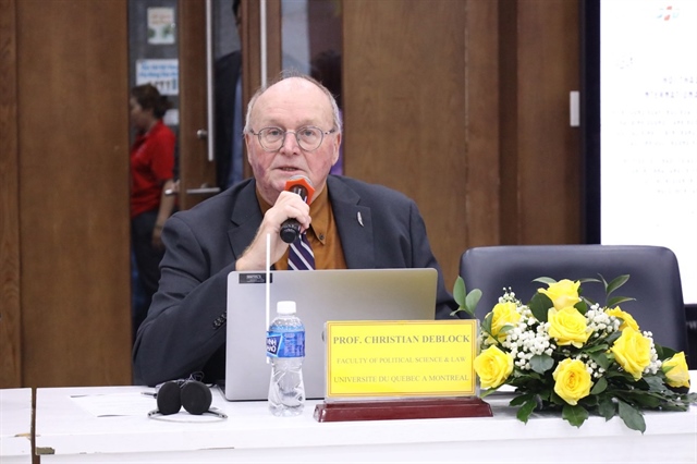 Ông Christian Deblock, Giáo sư của Khoa Khoa học chính trị và Pháp luật, Trường Đại học Québec, Montréal (Canada) chủ trì phiên thảo luận tại hội thảo ngày 19-10.