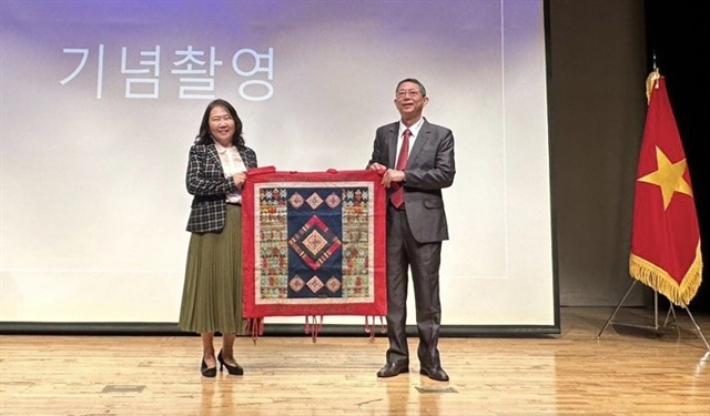 Ông Trần Văn Thanh, Giám đốc Sở Du lịch tỉnh Bình Định trao quà lưu niệm cho đại diện của quận Yongsan, Seoul. Ảnh: TH