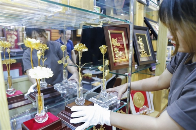 Nhân dịp ngày Phụ nữ Việt Nam 20-10, nhiều cửa hàng tại Hà Nội đã bày bán những món quà tặng mạ vàng cao cấp, giá trị từ vài triệu cho đến hàng chục triệu đồng.