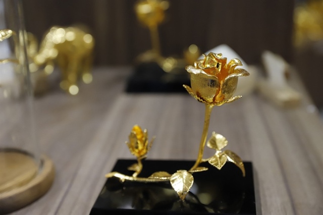 Ghi nhận tại một cửa hàng chuyên bán quà tặng mạ vàng cao cấp trên phố Trần Quang Diệu, quận Đống Đa, nhiều sản phẩm mạ vàng như hoa hồng, tranh, đôi chim công đã được chủ cửa hàng bày bán.