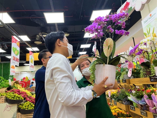 Một số khách hàng nam chọn hoa tại siêu thị