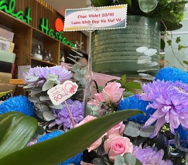 Nhiều giỏ hoa đặc sắc được dành tặng những người phụ nữ thân yêu nhân ngày 20-10