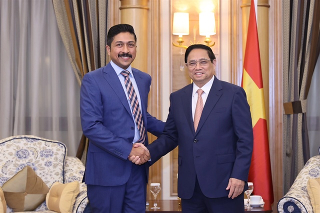 Vietnamese Prime Minister Pham Minh Chinh (R) hosts a reception for Abdulrahman Al Zamil (L), chairman of Zamil Group, Arab Saudi, October 18, 2023. Photo: Nhat Bac