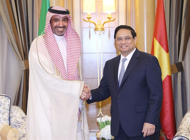 Vietnamese Prime Minister Pham Minh Chinh (R) meets with Saudi Minister of Economy and Planning Faisal Al-Ibrahim. Photo: D. Giang / Tuoi Tre
