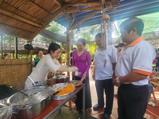 Bà Huỳnh Thị Diễm Ngọc, Phó Chủ tịch UBND tỉnh Sóc Trăng cùng đoàn khảo sát trải nghiệm khu chợ quê ở huyện Cù lao Dung.