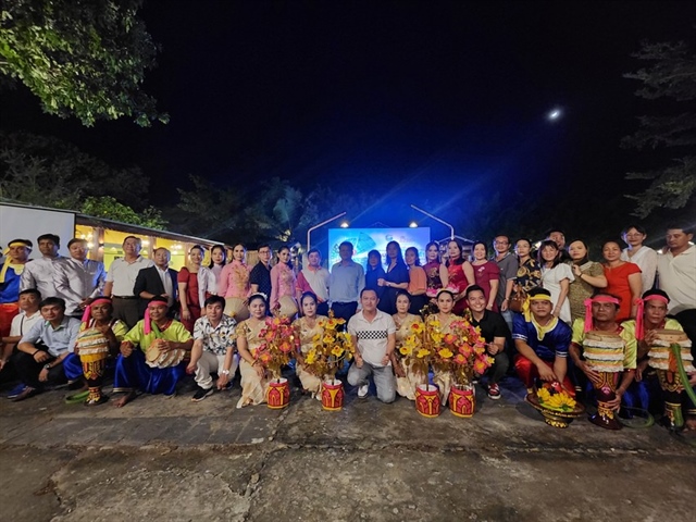 Đoàn thưởng thức chương trình biểu diễn nghệ thuật và giao lưu văn hóa Khmer.
