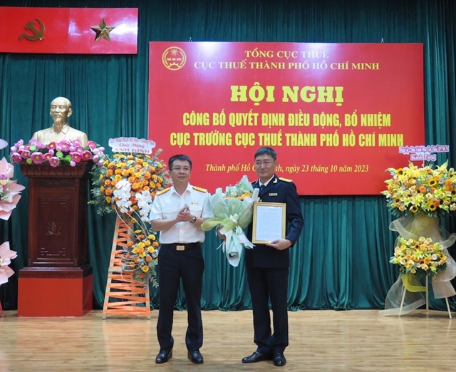 Ông Mai Xuân Thành, Tổng cục trưởng Tổng cục Thuế (trái) trao quyết định bổ nhiệm ông Nguyễn Nam Bình giữ chức Cục trưởng Cục Thuế TP.HCM.