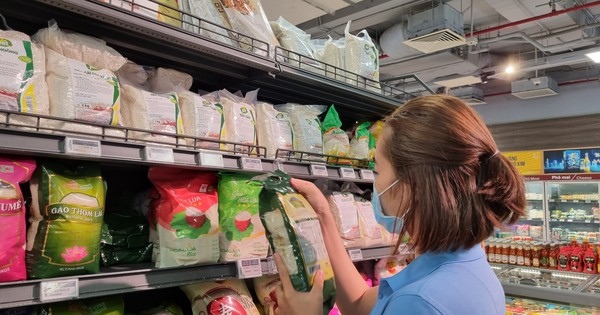 Giá gạo bán lẻ bước vào chu kỳ tăng mới, nhiều siêu thị mạnh tay giảm giá - Ảnh 1.