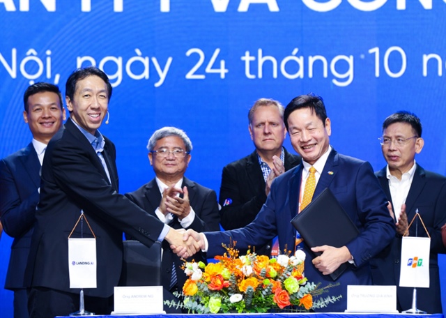 Andrew Ng (L) and Truong Gia Binh, chairman of FPT Corporation, have talks at a discussion session at FPT Techday 2023, held in Hanoi. Photo: Hoang Nam / Tuoi Tre