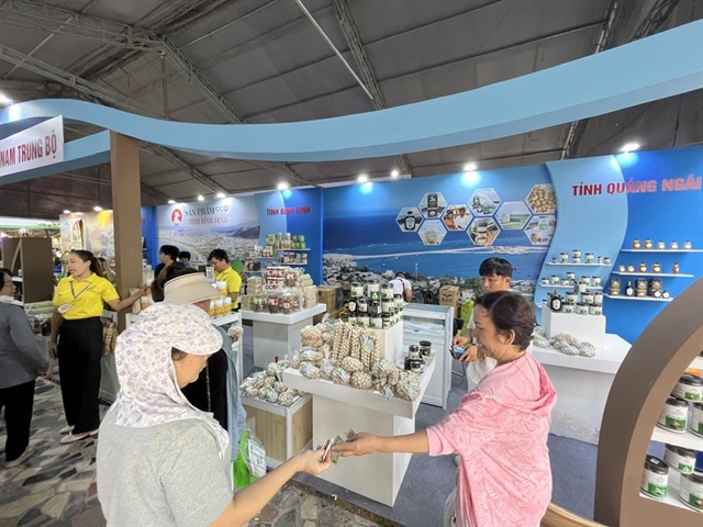 Tỏi Lý Sơn nổi tiếng của Quảng Ngãi được khách hàng tìm mua.