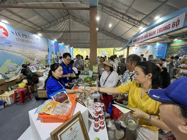 Đặc sản tỉnh Bình Định thu hút nhiều khách tham quan, mua sắm.