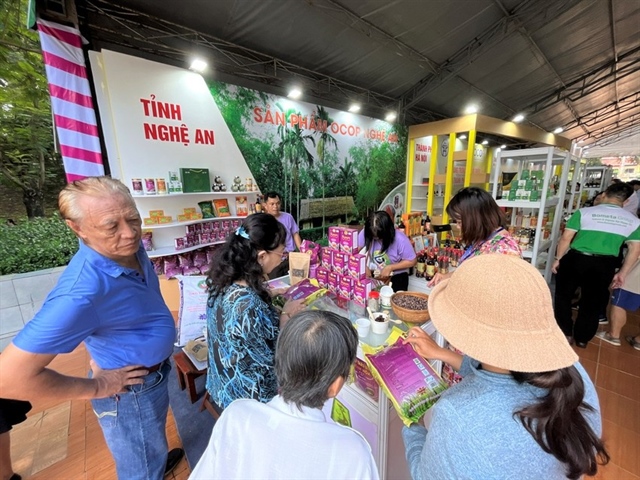 Người dân chọn mua gạo thảo dược tỉnh Nghệ An
