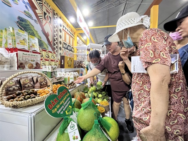 Khách tham quan gian hàng các sản phẩm nông nghiệp tỉnh Đắk Nông.
