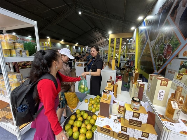 Hộ kinh doanh mang theo các đặc sản Hà Tĩnh là nhung hươu, cam và bất ngờ khi một tấn cam được bán gần hết trong buổi sáng.