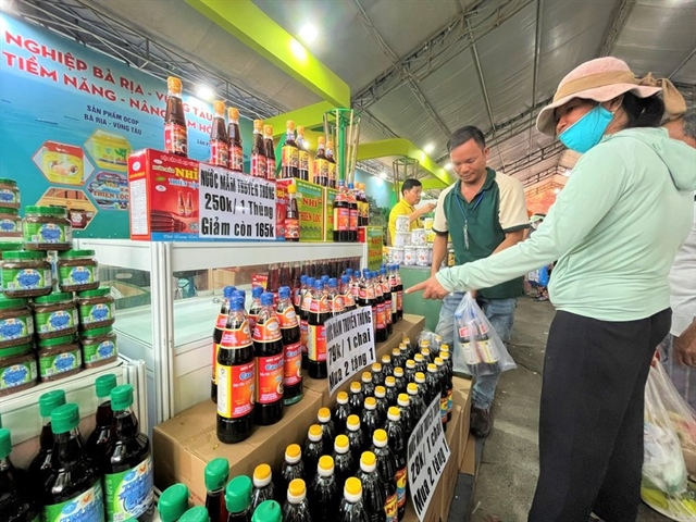 Khu vực sản phẩm OCOP, đặc trưng tỉnh Bà Rịa - Vũng Tàu trong đó nước mắm truyền thống đang khuyến mãi mua 2 tặng 1...được nhiều người tiêu dùng chọn mua.