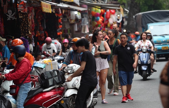 Những ngày này, phố Hàng Mã trở thành địa điểm thu hút rất nhiều người đến mua sắm và tham quan chụp ảnh.