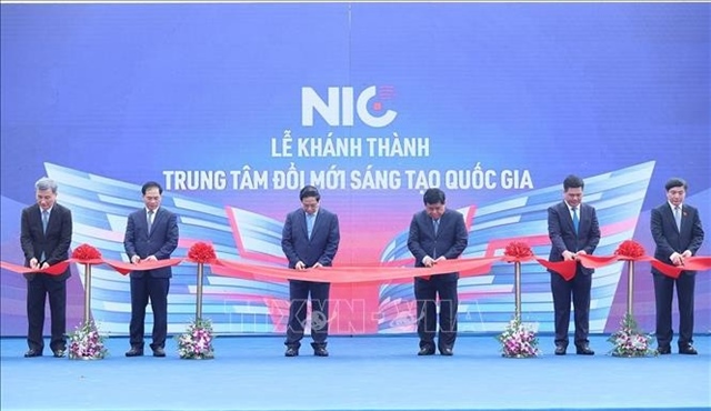 Thủ tướng Phạm Minh Chính và các đại biểu cắt băng khánh thành cơ sở hoạt động mới của Trung tâm Đổi mới sáng tạo Quốc gia (NIC) tại Khu Công nghệ cao Hòa Lạc. Ảnh: TTXVN