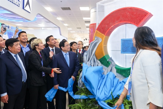 Thủ tướng Phạm Minh Chính cùng các đại biểu tham quan gian hàng trưng bày sản phẩm đổi mới sáng tạo của các doanh nghiệp. Ảnh: VGP/Nhật Bắc