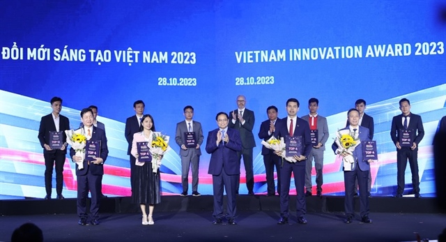 Thủ tướng Phạm Minh Chính trao giải thưởng Thách thức đổi mới sáng tạo Việt Nam 2023 cho 4 đơn vị đạt giải cao nhất. Ảnh: VGP/Nhật Bắc
