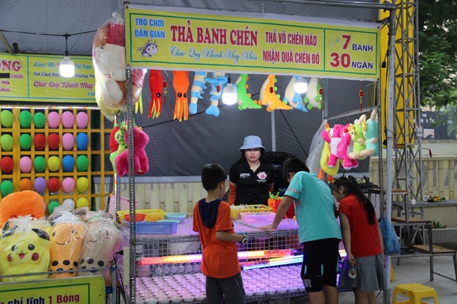 Nhiều trẻ em thích thú đến chợ phiên vui chơi.