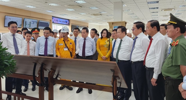 Phó Thủ tướng Trần Lưu Quang cùng các đại biểu nghe giới thiệu về quá trình xây dựng, vận hành tại nhà điều hành kho LNG 1 MMTPA Thị Vải. Ảnh: TK