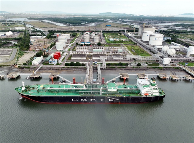 Representatives cut a ribbon to start the official operation of the Thi Vai LNG terminal in Ba Ria – Vung Tau Province, southern Vietnam. Photo: Dong Ha / Tuoi Tre