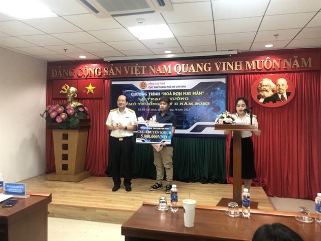 Ông Nguyễn Tiến Dũng, Cục phó Cục Thuế TP.HCM trao giải hóa đơn may mắn cho người trúng thưởng.