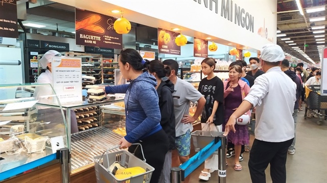 Khách hàng xếp thành hàng dài chờ mua bánh custart ở một siêu thị tại TP.HCM