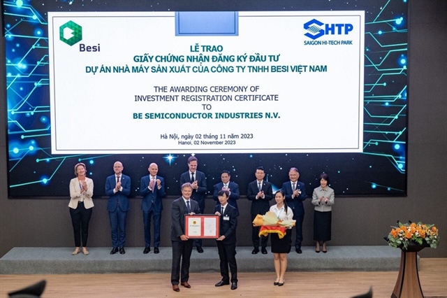 Thủ tướng Phạm Minh Chính và Thủ tướng Mark Rutte chứng kiến Ban Quản lý Khu công nghệ cao TP.HCM trao giấy chứng nhận đầu tư cho Công ty BESI. Ảnh: BTC